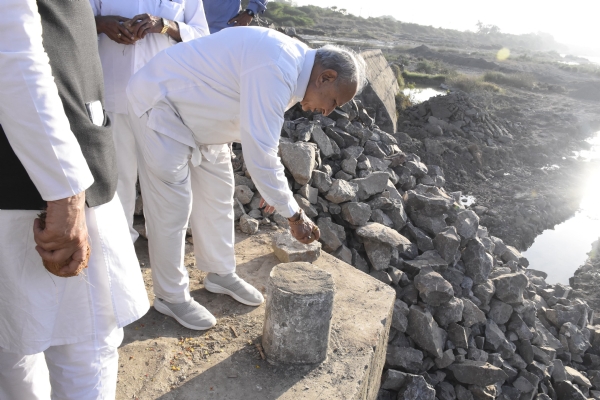 પોરબંદર જિલ્લાના બરડા પંથકના ગ્રામ્ય વિસ્તારમાં રૂ. 6.80 કરોડથી વધુના વિકાસકામોની ભેટ. પોરબંદર જિલ્લાના બરડા પંથકના ગ્રામ્ય વિસ્તારમાં રૂ. 6.80 કરોડથી વધુના વિકાસકામોની ભેટ.