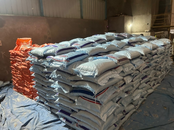 અમરેલીના મોટા આંકડિયામાં ડુપ્લીકેટ ખાતર બનાવતી ફેક્ટરી ઝડપાઈ, રૂ.16.74 લાખનો મુદ્દામાલ જપ્ત અમરેલીના મોટા આંકડિયામાં ડુપ્લીકેટ ખાતર બનાવતી ફેક્ટરી ઝડપાઈ, રૂ.16.74 લાખનો મુદ્દામાલ જપ્ત