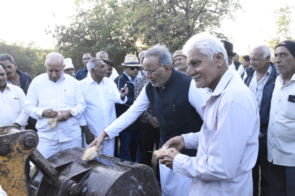 પોરબંદર જિલ્લાના બરડા પંથકના ગ્રામ્ય વિસ્તારમાં રૂ. 6.80 કરોડથી વધુના વિકાસકામોની ભેટ. પોરબંદર જિલ્લાના બરડા પંથકના ગ્રામ્ય વિસ્તારમાં રૂ. 6.80 કરોડથી વધુના વિકાસકામોની ભેટ.