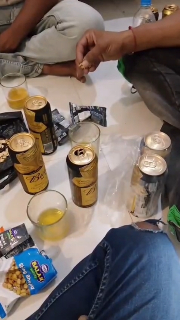 દારૂની મહેફિલ કરતો વિડિઓ સોશિયલ મીડિયામાં અપલોડ કરતા પોલીસે યુવાનને કાયદાનું ભાન કરાવ્યું. દારૂની મહેફિલ કરતો વિડિઓ સોશિયલ મીડિયામાં અપલોડ કરતા પોલીસે યુવાનને કાયદાનું ભાન કરાવ્યું.