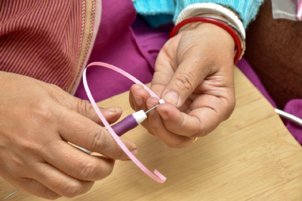 પેપર ક્વિલિંગથી ઓળખ બનાવનાર ગૃહિણી કેકા મંડલની કલાયાત્રા પેપર ક્વિલિંગથી ઓળખ બનાવનાર ગૃહિણી કેકા મંડલની કલાયાત્રા