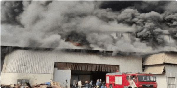 દમણના ડાભેલમાં બે કંપનીમાં ભીષણ આગ, 18 ફાયર ફાઈટરોની જહેમત છતાં કલાકો સુધી આગ બેકાબૂ