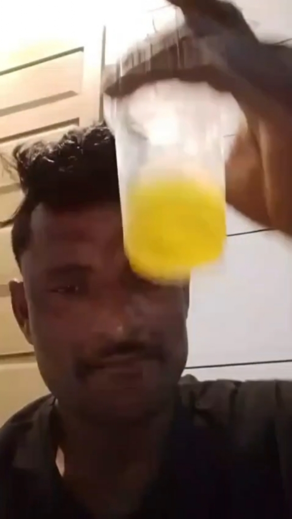 દારૂની મહેફિલ કરતો વિડિઓ સોશિયલ મીડિયામાં અપલોડ કરતા પોલીસે યુવાનને કાયદાનું ભાન કરાવ્યું. દારૂની મહેફિલ કરતો વિડિઓ સોશિયલ મીડિયામાં અપલોડ કરતા પોલીસે યુવાનને કાયદાનું ભાન કરાવ્યું.