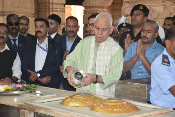 પ્રથમ જ્યોતિર્લિંગ સમક્ષ શીશ ઝૂકાવતા