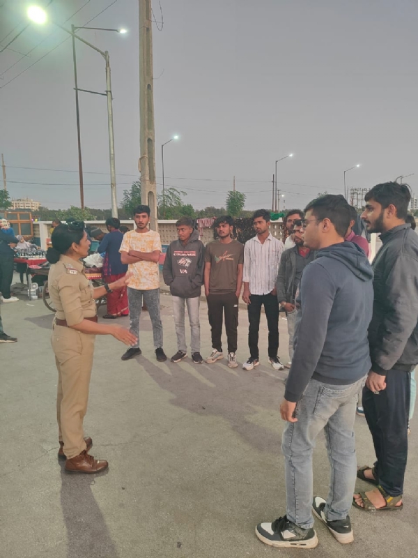 ચોપાટી ખાતે ટ્રાફિક જાગૃતિ કાર્યક્રમ યોજાયો.