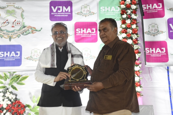 કેબિનેટ મંત્રી અર્જુન મોઢવાડિયાએ વી.જે. મદ્રેસા હાઈસ્કૂલના વાર્ષિકોત્સવમાં વિદ્યાર્થીઓનો ઉત્સાહ વધાર્યો।
