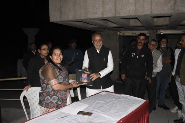 પોરબંદર ખાતે પુસ્તક વિમોચન અને કવિ સંમેલનમાં કેબિનેટ મંત્રી અર્જુન મોઢવાડિયાની ઉપસ્થિતિ.