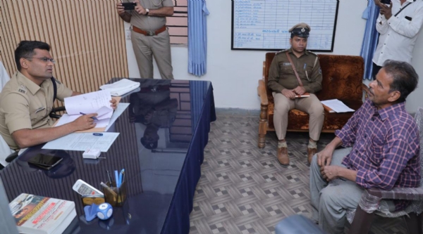 ચલાલા પોલીસ સ્ટેશનમાં વાર્ષિક ઇન્સ્પેકશન, જિલ્લા પોલીસ વડાએ અરજદારોની રજૂઆત સાંભળી ચલાલા પોલીસ સ્ટેશનમાં વાર્ષિક ઇન્સ્પેકશન, જિલ્લા પોલીસ વડાએ અરજદારોની રજૂઆત સાંભળી