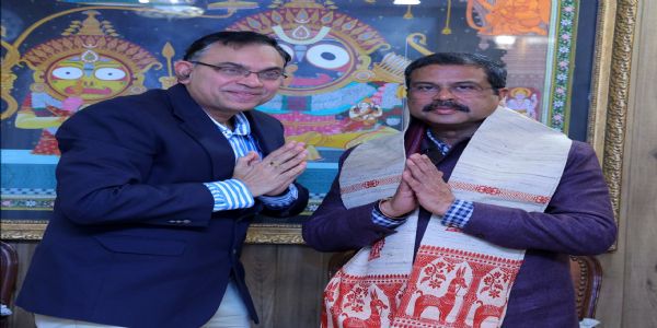 સુમન ચક્રવર્તીએ કેન્દ્રીય શિક્ષણ મંત્રી ધર્મેન્દ્ર પ્રધાન સાથે, મુલાકાત કરી અને આઈઆઈટી ખડગપુરનો પ્રગતિ અહેવાલ રજૂ કર્યો.