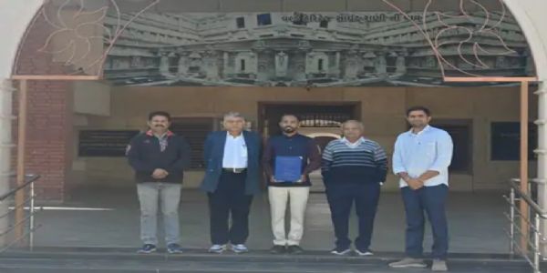 પાટણના સંદીપ દરજીએ વિદ્યાર્થી નેતૃત્વ અને વ્યક્તિત્વ વિકાસના વિવિધ પાસાઓ પર સંશોધન કરીને Ph.D. ની પદવી મેળવી