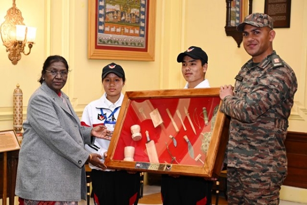 અરુણાચલ ના વિદ્યાર્થીઓએ રાષ્ટ્રપતિને સ્મૃતિચિહ્ન અર્પણ કર્યું