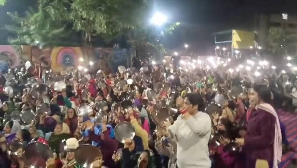 મહેસાણામાં મહિલાઓનો અનોખો વિરોધ: થાળી-વેલણ વગાડી પાલિકા તંત્રને જગાડ્યું