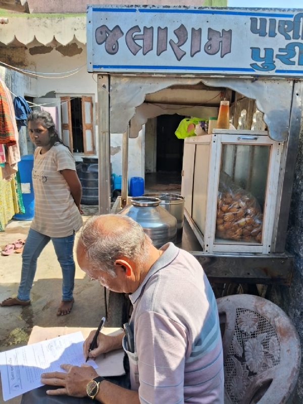 મનપા ના આરોગ્ય વિભાગ દ્વારા પાણીપુરીના ધંધાર્થીઓનું ચેકીંગ.
