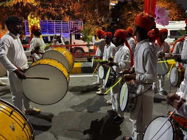 ઢોલ તાશાએ જમાવ્યું ભારે આકર્ષણ ઢોલ અને તાશાના ૫૦ કલાકારો દ્વારા ઢોલ તાશાએ જમાવ્યું ભારે આકર્ષણ ઢોલ અને તાશાના ૫૦ કલાકારો દ્વારા