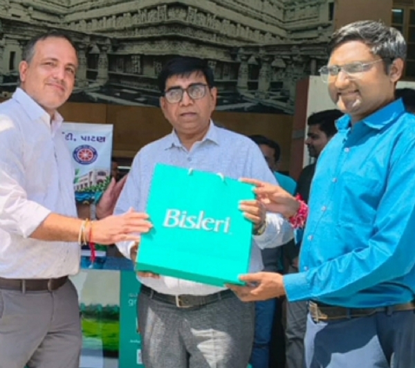 5 હજાર કિલો પ્લાસ્ટિકના રિસાયક્લિંગ બદલે બિસ્લેરી કંપની દ્વારા HNGUને 5 બાંકડા અને 3 ડસ્ટબિન અર્પણ કરવામાં આવ્યા.