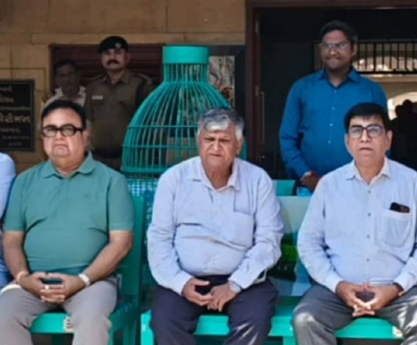 5 હજાર કિલો પ્લાસ્ટિકના રિસાયક્લિંગ બદલે બિસ્લેરી કંપની દ્વારા HNGUને 5 બાંકડા અને 3 ડસ્ટબિન અર્પણ કરવામાં આવ્યા.
