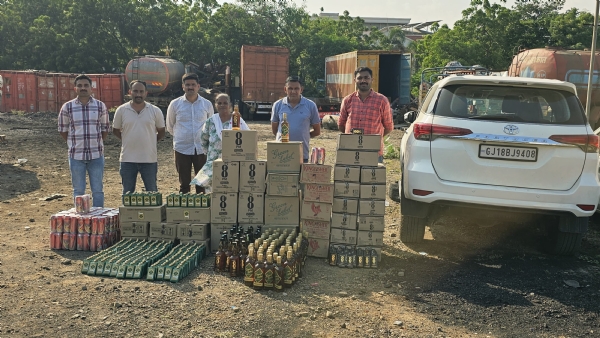 ગાંધીધામ પ્રોહીબિશન કેસનો આરોપી ગાંધીધામ પ્રોહીબિશન કેસનો આરોપી