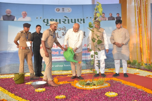 પોરબંદર  ખાતે  77માં  મહોત્સવ  અન્વયે ‘સર્વોદય વનનું’  મુખ્યમંત્રી  ભૂપેન્દ્ર પટેલે લોકાર્પણ કર્યું.