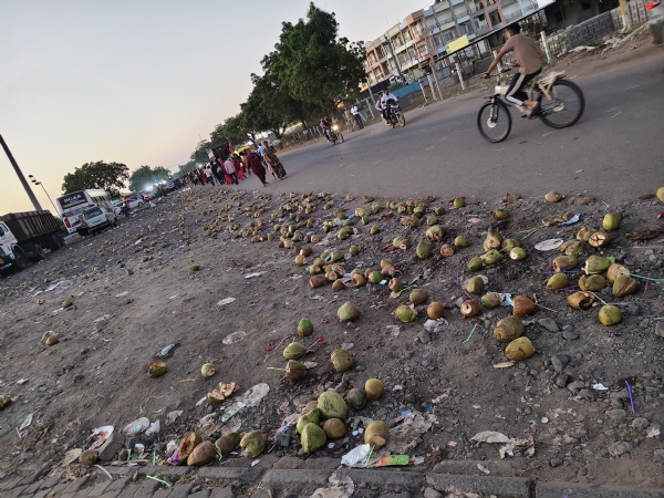 પદયાત્રી સેવા કેમ્પ આસપાસ કચરાના ઢગલા