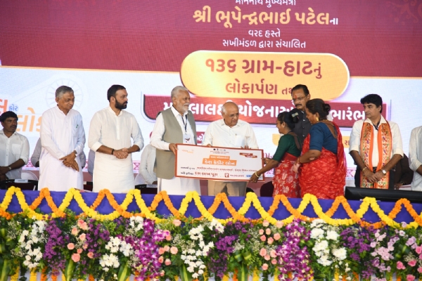 મુખ્યમંત્રીએ ગ્રામ હાટનો કરાવ્યો પ્રારંભ મુખ્યમંત્રીએ ગ્રામ હાટનો કરાવ્યો પ્રારંભ