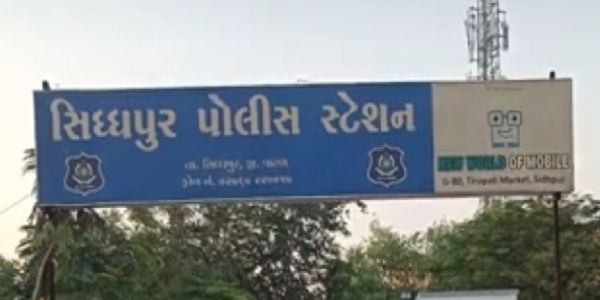 સિદ્ધપુર પાસે ખોટી નંબર પ્લેટવાળી કારમાંથી 816 દારૂની બોટલો ઝડપાઈ, ₹8.39 લાખનો મુદ્દામાલ જપ્ત