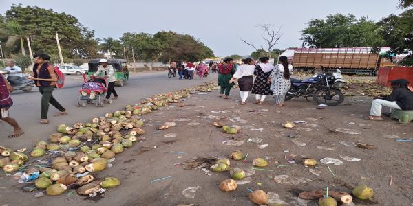 નારિયેળથી સેવા કે અકસ્માતનું જોખમ? નખત્રાણાના માર્ગો પર ફેલાયેલી બેદરકારી સામે તંત્રની અપીલ