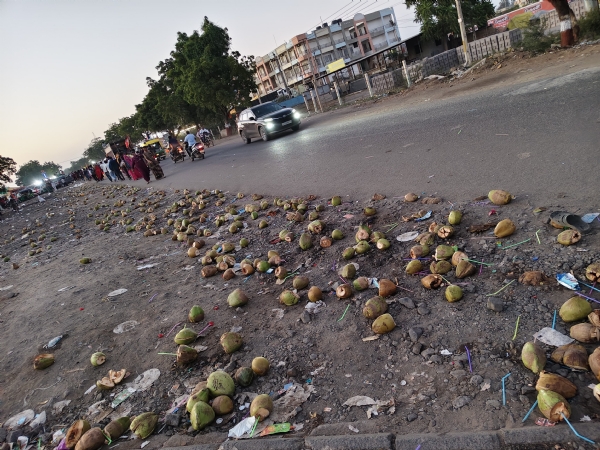 પદયાત્રી સેવા કેમ્પ આસપાસ કચરાના ઢગલા