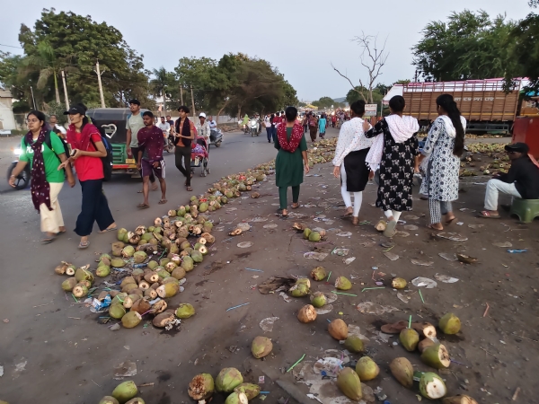 પદયાત્રી સેવા કેમ્પ આસપાસ કચરાના ઢગલા
