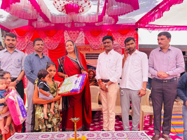 નવજાત દીકરીઓનું કીટ આપીને સ્વાગત નવજાત દીકરીઓનું કીટ આપીને સ્વાગત