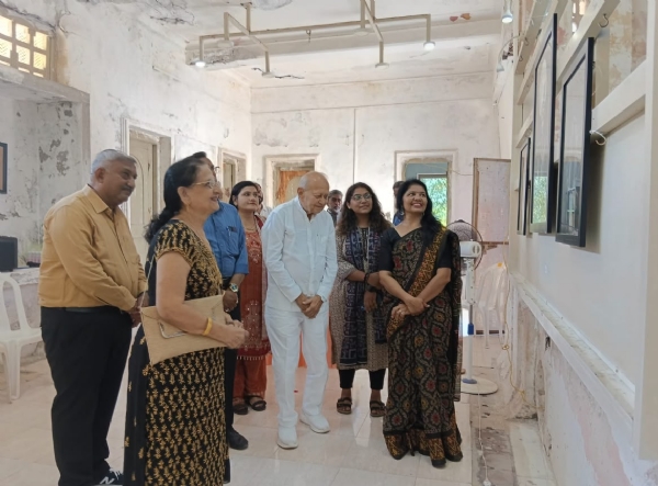 પોરબંદરમાં પૂર્વીબેન પરીખનાં ‘આત્મદર્શન’ ચિત્ર પ્રદર્શનનો પ્રારંભ. પોરબંદરમાં પૂર્વીબેન પરીખનાં ‘આત્મદર્શન’ ચિત્ર પ્રદર્શનનો પ્રારંભ.