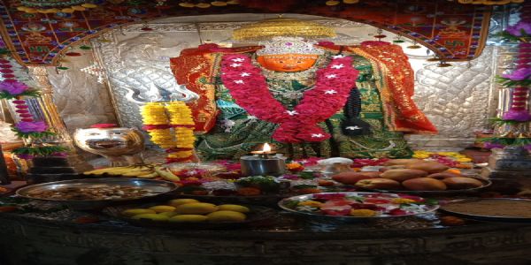 નવરાત્રિના પ્રથમ નોરતે ધ્વજારોહણ અને મહાઆરતી સાથે ભક્તિમય માહોલ