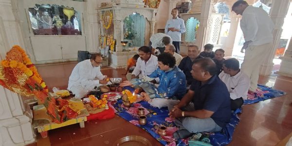 પ્રથમ નોરતે શાસ્ત્રોક્ત વિધિથી, માઁ અંબાની પૂજા-અર્ચના કરવામાં આવી.