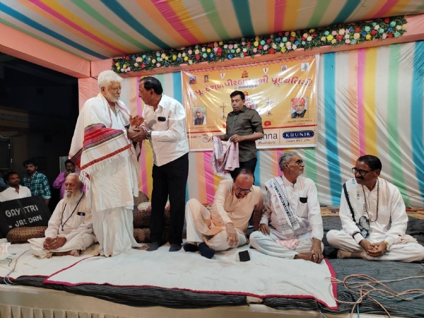 ગરણી ગામે દેહા બાપાની જગ્યામાં ધ્વજારોહણ પ્રસંગ યોજાયો, માનવ મંદિરના ભક્તિબાપુનું સન્માન કરાયું