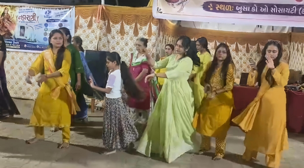 ભરૂચની બુસા સોસાયટીમાં પરંપરાગત શેરી ગરબાની અનોખી રંગત ભરૂચની બુસા સોસાયટીમાં પરંપરાગત શેરી ગરબાની અનોખી રંગત