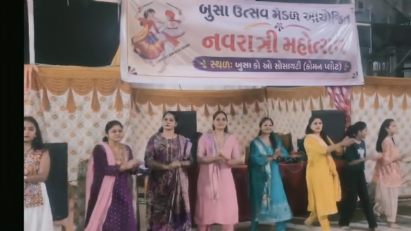 ભરૂચની બુસા સોસાયટીમાં પરંપરાગત શેરી ગરબાની અનોખી રંગત ભરૂચની બુસા સોસાયટીમાં પરંપરાગત શેરી ગરબાની અનોખી રંગત