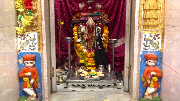 પોરબંદરની  એક  અનોખી  ગરબી   કે જયા  માત્ર  પુરુષો  રમી શકે છે  ગરબા.