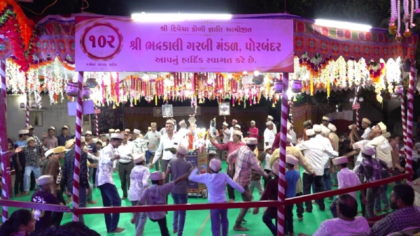 પોરબંદરની  એક  અનોખી  ગરબી   કે જયા  માત્ર  પુરુષો  રમી શકે છે  ગરબા.