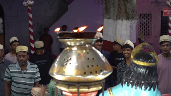 પોરબંદરની  એક  અનોખી  ગરબી   કે જયા  માત્ર  પુરુષો  રમી શકે છે  ગરબા.