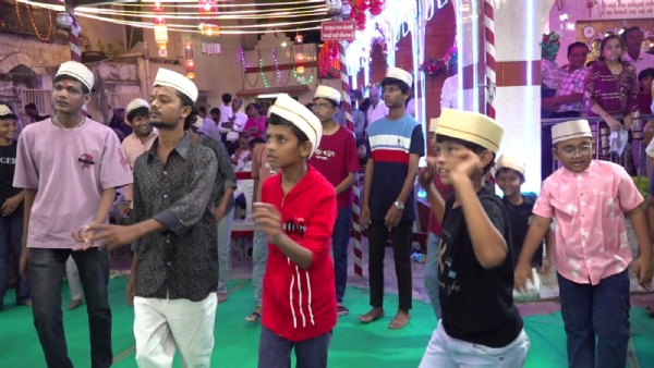 પોરબંદરની  એક  અનોખી  ગરબી   કે જયા  માત્ર  પુરુષો  રમી શકે છે  ગરબા.