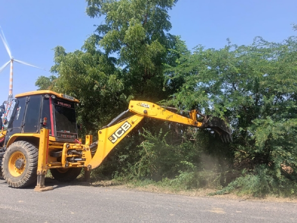 માર્ગ પર ઝાડી કટીંગ ની કામગીરી