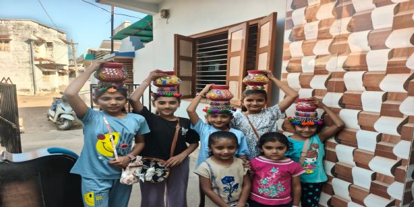માથે ગરબો, હોઠે લોકગીતો અને હૈયે માતાજીની ભક્તિ, રતાડિયાની બાળાઓએ જીવંત રાખી નવરાત્રિની વર્ષો જૂની પરંપરા