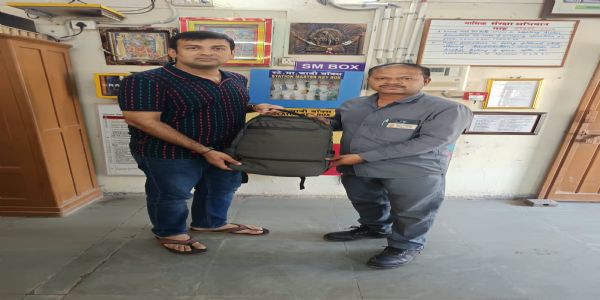 ભાવનગર મંડળના કર્મચારીઓની સતર્કતા અને ઈમાનદારીથી મુસાફરને લેપટોપ સહિતની બેગ સુરક્ષિત પરત મળી