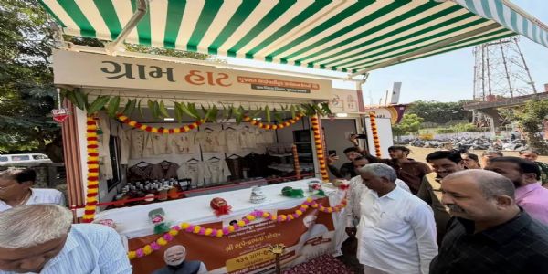 કેશોદ એસ.ટી. બસ સ્ટેન્ડ ખાતે ગ્રામ હાટનો પ્રારંભ : સખી મંડળની બહેનોને સ્થાનિક સ્તરે ઉત્પાદનોના વેચાણ માટે મળશે પ્લેટફોર્મ