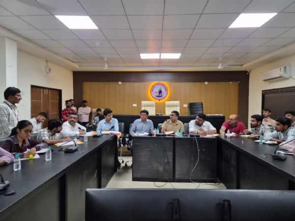 પોરબંદર મહાનગરપાલિકાના  મેયરની  વિકાસકામોની  સમીક્ષા  બેઠક યોજાઈ.