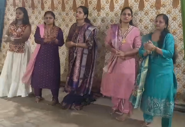 ભરૂચની બુસા સોસાયટીમાં પરંપરાગત શેરી ગરબાની અનોખી રંગત ભરૂચની બુસા સોસાયટીમાં પરંપરાગત શેરી ગરબાની અનોખી રંગત