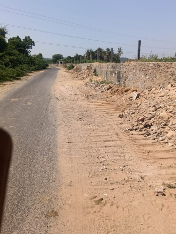 માર્ગ પર ઝાડી કટીંગ ની કામગીરી