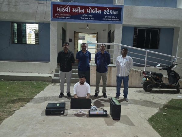 ડુપ્લીકેટ આધાર કાર્ડ બનાવનાર આરોપી