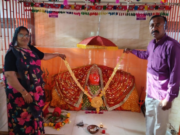 આકર્ષક હાર અર્પણ કરવામાં આવ્યો હતો.