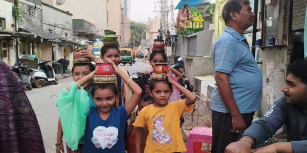 સોમનાથ-પાટણમાં આજે પણ બાળાઓ માથે ગરબા લઇ ઘેર-ઘેર જાય છે ગરબા ગાવા પ્રાચીન પરંપરા