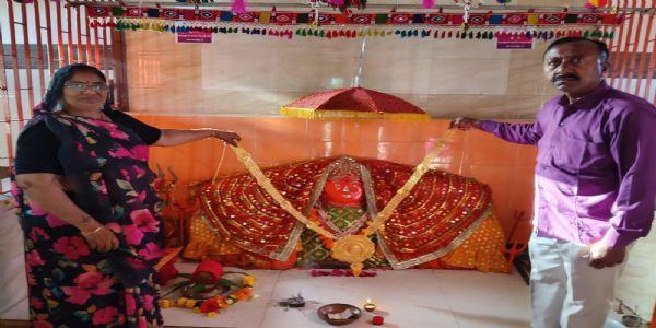 નવરાત્રિમાં ગુંતલી માતાજીના દરબારમાં શ્રદ્ધાની ભેટ! સાંખલા પરિવારે અર્પણ કર્યો ઇમિટેશન જ્વેલરીનો સુંદર હાર